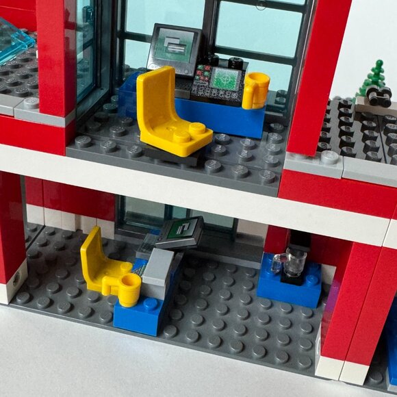 Lego 7945 Fire Station Set Engine Firefighter Complete except stickers Town City - Picture 12 of 15